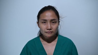 Beyaz zemin üzerinde covid-19 virüsünü korumak için şırınga ve aşı kullanan Asyalı doktor