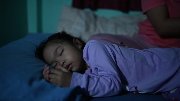 Mamá Hija Durmiendo Dormitorio — Vídeo de stock