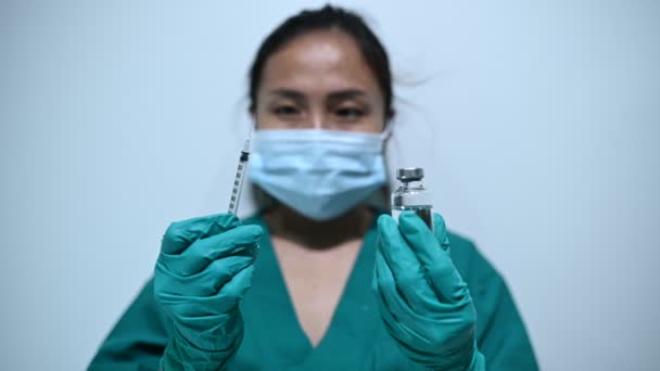Médico Asiático Con Jeringa Vacuna Para Proteger Virus Covid Sobre — Vídeos de Stock