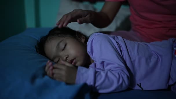 Mamá Hija Durmiendo Dormitorio — Vídeo de stock