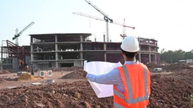 İnşaat tarafında çalışan Asyalı mühendis 