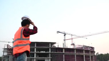 İnşaat tarafında çalışan Asyalı mühendis 