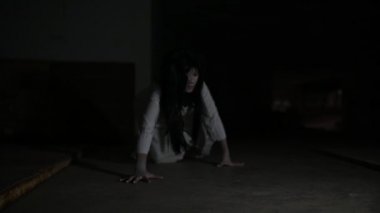 Hayalet yüzlü Asyalı kadın korku sahnesinde, Cadılar Bayramı konseptinde