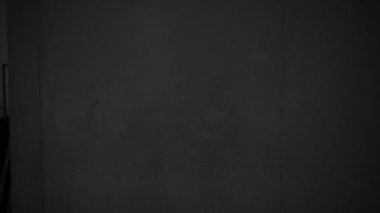 Hayalet yüzlü Asyalı kadın korku sahnesinde, Cadılar Bayramı konseptinde