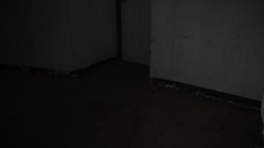 Hayalet yüzlü Asyalı kadın korku sahnesinde, Cadılar Bayramı konseptinde