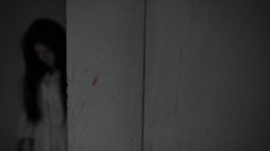 Hayalet yüzlü Asyalı kadın korku sahnesinde, Cadılar Bayramı konseptinde