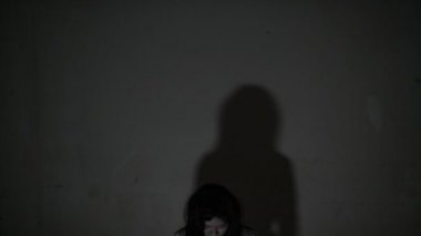 Hayalet yüzlü Asyalı kadın korku sahnesinde, Cadılar Bayramı konseptinde