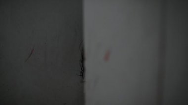 Hayalet yüzlü Asyalı kadın korku sahnesinde, Cadılar Bayramı konseptinde