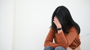 Güzel Taylandlı kadın dışarıda poz veriyor, karşılıksız aşktan üzüntü duyuyor.