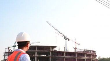İnşaat tarafında çalışan Asyalı mühendis 