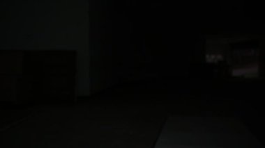 Hayalet yüzlü Asyalı kadın korku sahnesinde, Cadılar Bayramı konseptinde