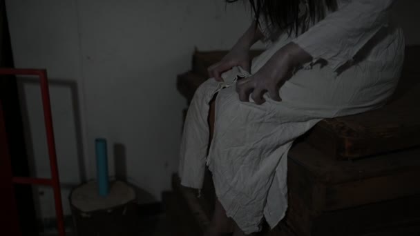 Hayalet Yüzlü Asyalı Kadın Korku Sahnesinde Cadılar Bayramı Konseptinde — Stok video
