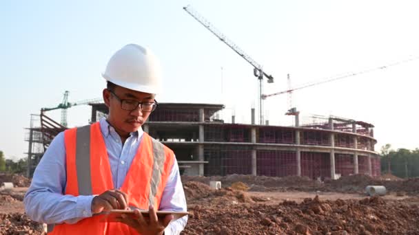 Asijský Inženýr Pracující Straně Budovy — Stock video