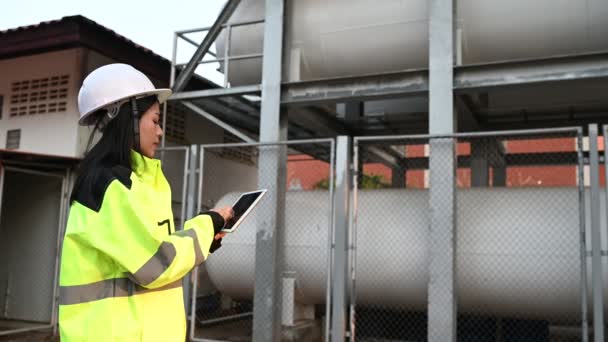 Ingeniero Femenino Que Trabaja Lugar Para Mantener Helio Líquido Control — Vídeos de Stock