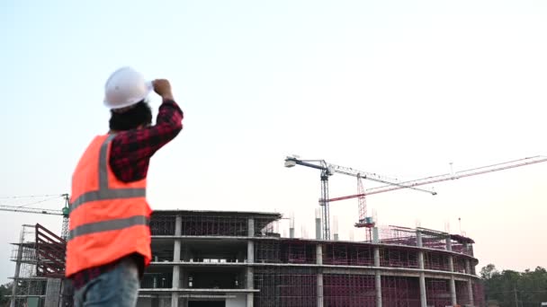 Ingeniero Asiático Trabajando Lado Del Edificio — Vídeos de Stock