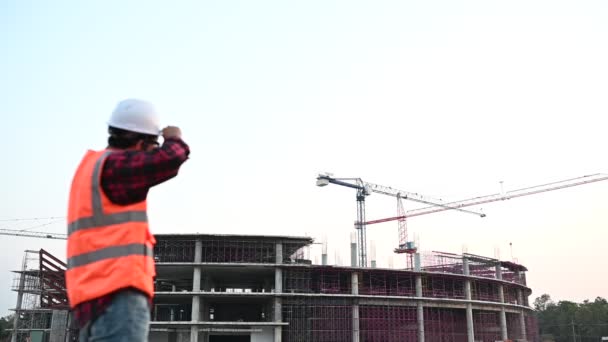 建物側で働くアジア人技術者 — ストック動画