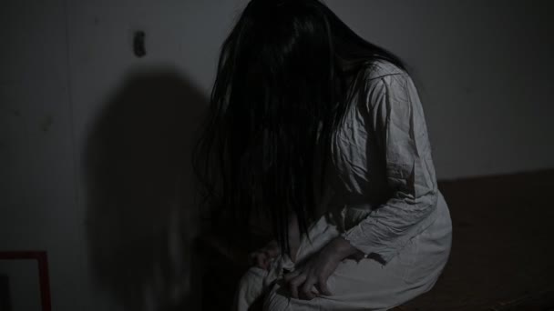 幽霊の顔をしたアジア系女性がホラーシーンに登場ハロウィンのコンセプト — ストック動画
