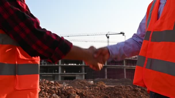 建設現場で働く2人のエンジニアが助け合いながら問題を分析する — ストック動画