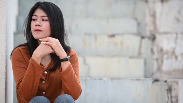 Vacker Thailändsk Kvinna Poserar Utomhus Sorg Obesvarad Kärlek — Stockvideo