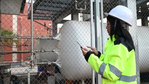 Kvinnlig Ingenjör Som Arbetar Plats För Att Hålla Flytande Helium — Stockvideo