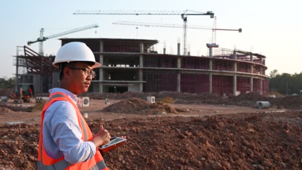 Ingeniero Asiático Trabajando Lado Del Edificio — Vídeos de Stock