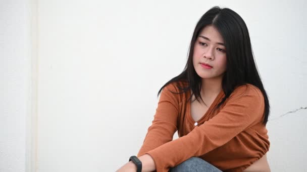 Krásná Thajská Žena Pózující Venku Smutek Neopětované Lásky — Stock video