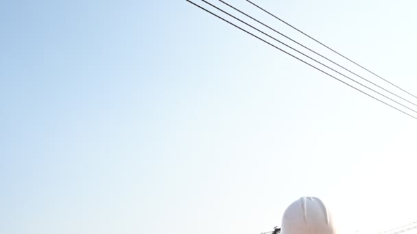 Ingeniero Asiático Trabajando Lado Del Edificio — Vídeos de Stock