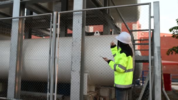 Ingeniero Femenino Que Trabaja Lugar Para Mantener Helio Líquido Control — Vídeos de Stock