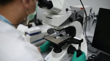 Kimyagerler laboratuvarda antiretroviral ilaçlar bulmak için kimyasalları karıştırdılar, covid-19 'a karşı potansiyel ilaç ve aşı geliştiricileri.