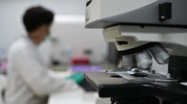 Kimyagerler laboratuvarda antiretroviral ilaçlar bulmak için kimyasalları karıştırdılar, covid-19 'a karşı potansiyel ilaç ve aşı geliştiricileri.