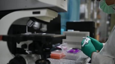 Kimyagerler laboratuvarda antiretroviral ilaçlar bulmak için kimyasalları karıştırdılar, covid-19 'a karşı potansiyel ilaç ve aşı geliştiricileri.