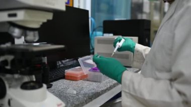 Kimyagerler laboratuvarda antiretroviral ilaçlar bulmak için kimyasalları karıştırdılar, covid-19 'a karşı potansiyel ilaç ve aşı geliştiricileri.