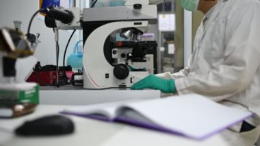 Kimyagerler laboratuvarda antiretroviral ilaçlar bulmak için kimyasalları karıştırdılar, covid-19 'a karşı potansiyel ilaç ve aşı geliştiricileri.
