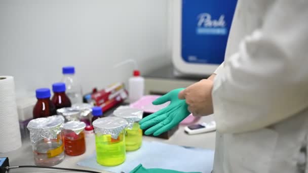 Químicos Mezclados Químicos Para Encontrar Medicamentos Antirretrovirales Laboratorio Desarrolladores Medicamentos — Vídeos de Stock