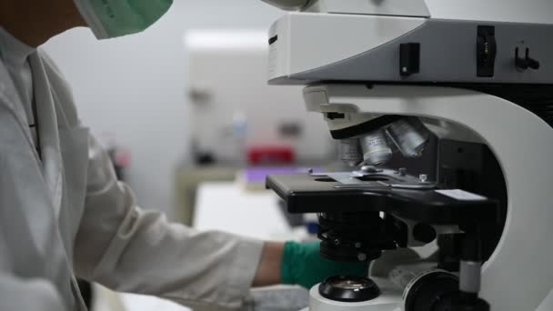 研究室で抗レトロウイルス薬を見つけるために化学物質を混合 Covid 19に対する潜在的な薬やワクチンの開発者 — ストック動画