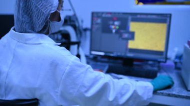 Kandaki virüsü tespit etmek için deneyler yapan kadın bilim adamı, COVID-19 'a karşı potansiyel ilaç ve aşı geliştiricileri