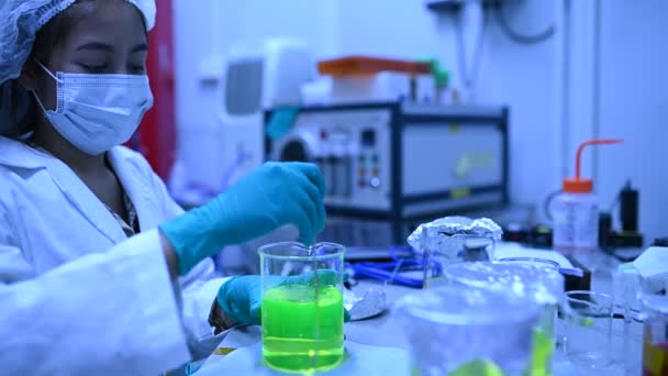 Χημικός Αναμειγνύονται Χημικές Ουσίες Για Βρείτε Αντιρετροϊκά Φάρμακα Στο Εργαστήριο — Αρχείο Βίντεο