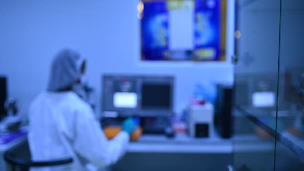 Женщина Ученый Проводит Эксперименты Обнаружению Вируса Крови Разработчикам Потенциальных Лекарств — стоковое видео
