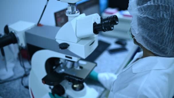 Vrouwelijke Wetenschappers Die Experimenten Uitvoeren Virussen Bloed Sporen Ontwikkelaars Van — Stockvideo