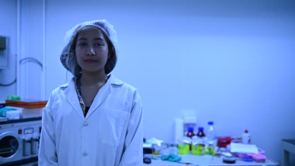 Vrouwelijke Wetenschappers Die Experimenten Uitvoeren Virussen Bloed Sporen Ontwikkelaars Van — Stockvideo