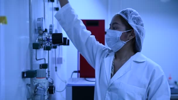 Kandaki Virüsü Tespit Etmek Için Deneyler Yapan Kadın Bilim Adamı — Stok video