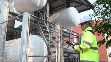 Mühendis sıvı helyum ve önleyici bakım programını kontrol etmek için yerinde çalışıyor.