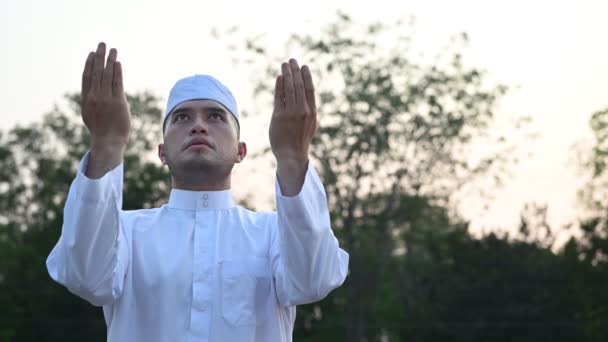 アジアの白人イスラム教徒の男性の祈り 若いイスラム教徒の祈り ラマダーン祭のコンセプト — ストック動画