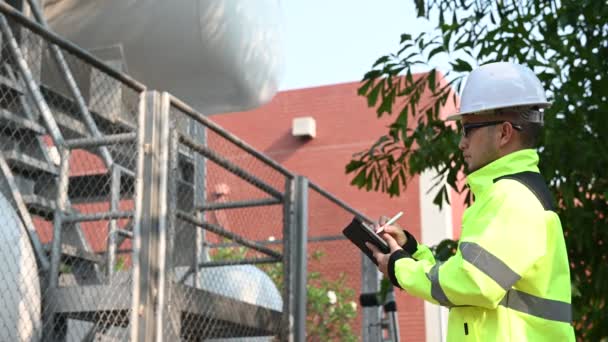 Ingenjör Arbetar Plats För Att Hålla Flytande Helium Förebyggande Underhåll — Stockvideo