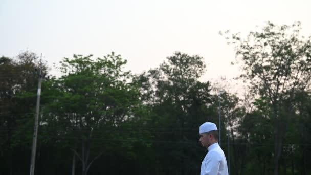 Asian Young Muslim Man Praying Outdoors Ramadan Festival Concept — Stock Video