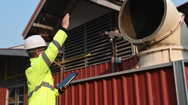 Ingenieur Arbeitet Ort Und Stelle Flüssiges Helium Halten Vorbeugende Wartung — Stockvideo