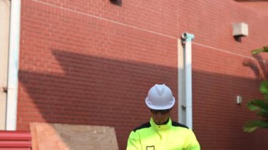 Mühendis sıvı helyum ve önleyici bakım programını kontrol etmek için yerinde çalışıyor.