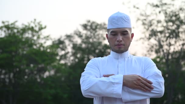 Asiatico Giovane Musulmano Che Prega All Aperto Ramadan Festival Concept — Video Stock