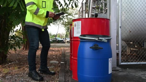 Ingegnere Che Lavora Sul Posto Mantenere Elio Liquido Controllo Del — Video Stock