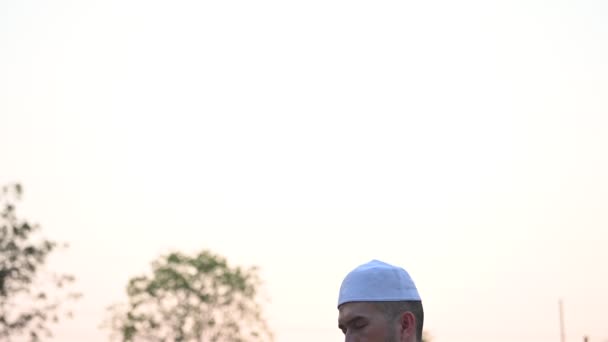 Asiático Jovem Muçulmano Orando Livre Ramadã Conceito Festival — Vídeo de Stock